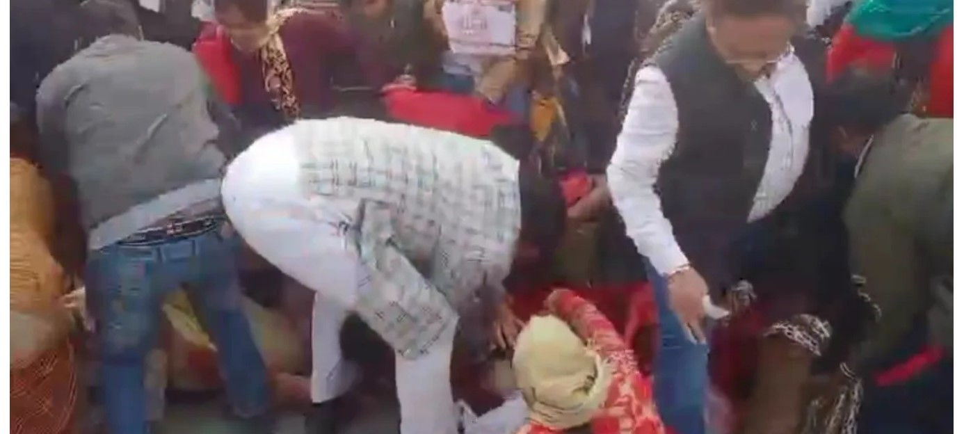 पंडित प्रदीप मिश्रा की कथा में भगदड़, कई महिलाएं और बुजुर्ग दबे